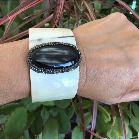 Buffalo Beige Horn w Black Onyx Center Embellished Rhinestone Cuff Bracelet - Picture 2 of 10